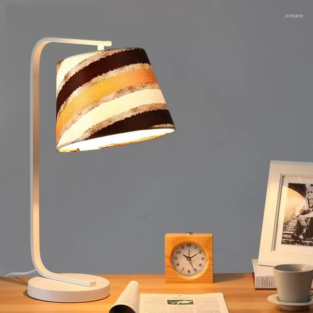 Bordslampor 2022 Europe Style Lamp Modern dekoration sovrum studierum ljus justerbar lampsk￤rmsskad