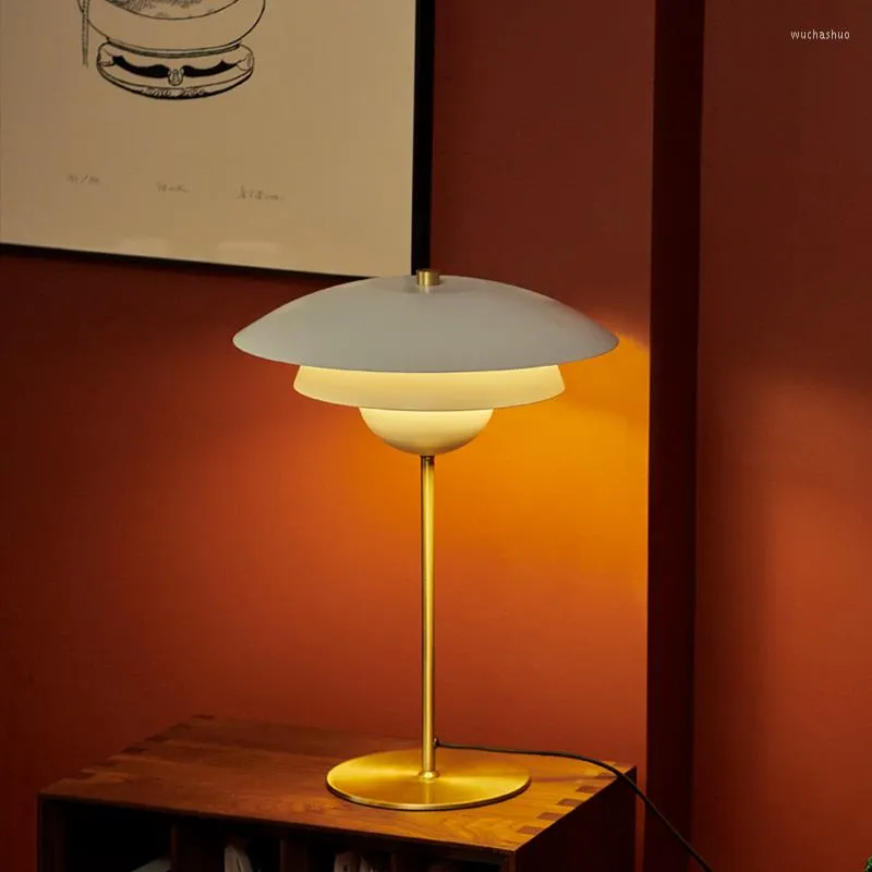 Lampy stołowe Lampa Sypialnia Badanie Prosta nowoczesna szafka boczna Kreatywne osobiste osobiste lekkie luksusowe ciepłe łóżko