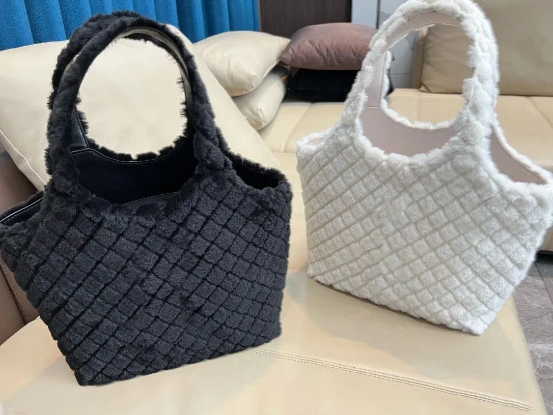 Bolsas de cosméticos Estuches TZ Bolso de mano de pelo de conejo de lujo para mujer Bolso ICARE de diseñador clásico Bolsos de hombro de felpa suave Bolso de compras de gran capacidad en blanco y negro