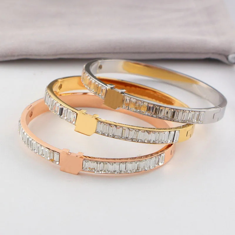 Designer di lusso in oro rosa argento diamante braccialetto Femme ragazzi lettera nera braccialetti in acciaio al titanio braccialetti d'amore vintage per donna uomo gioielli all'ingrosso
