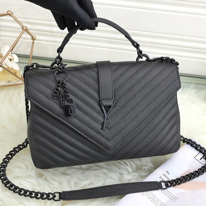 Bolsas de envelope preto 7a Ladies ombro Bolsa Messenger Bolsa de Messenger Real Hardware Framework Letters Letters Metal Fashion Carteiras pretas