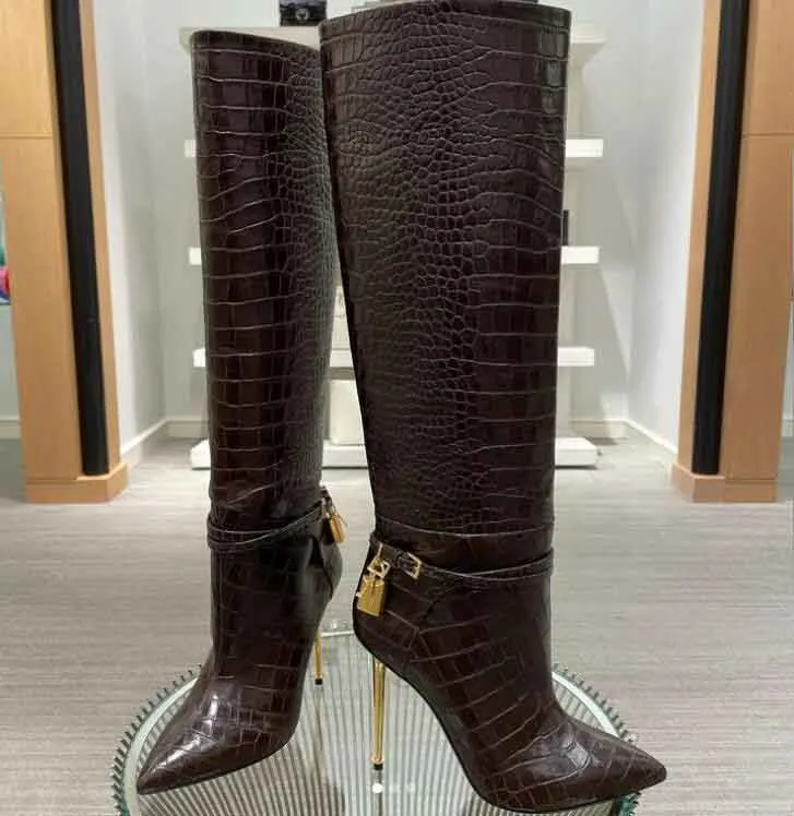 22S Luxus-Designer-Frau, langer Stiefel, Kniestiefel, Wildleder, Damenbeute, Vorhängeschloss, goldene Absätze, spitze Zehen, Hochzeitskleid, Pumps, 35–43