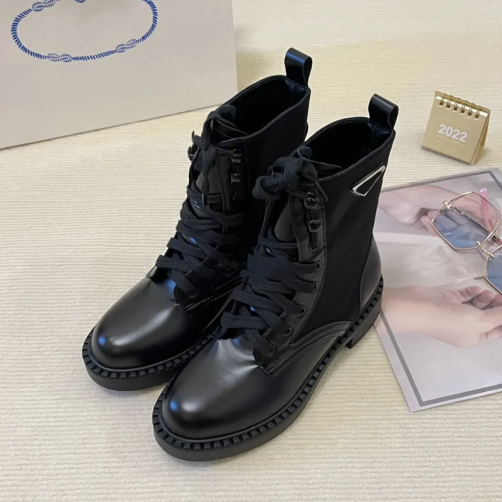 2022 Nylon Boots Martin Boots Wallet Boot Designer Fashion Brushed Removable Strap With Pouch Rubber Sole Leg Black White Zip Pocket Combat Booties Lace Up Leather