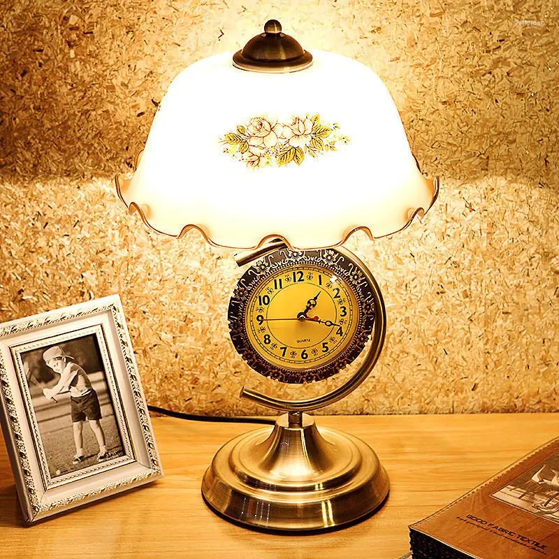 Tischlampen ODIFF Retro-Schreibtischlampe des Schlafzimmers, des Kopfes eines Bettes mit Uhr, einer europäischen Glas-LED und Laternen, die Licht bewegen