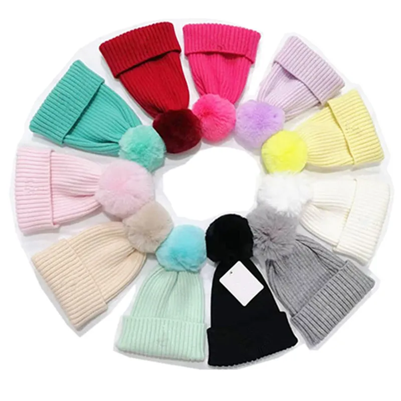 Kinderpompon gebreide hoeden Fashion Letter Boanies Jongens Girls Pom Poms Skull Caps Children Bonnet Winter Beanie M Designer Ear Muff 2023