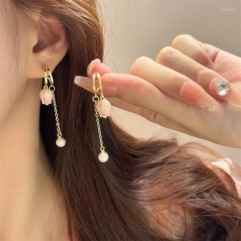 Pendientes de espaldas Clips de oreja de tulip￡n rosa coreana para temperamento de moda femenina Clip de perla larga en mujeres Boda no perforada