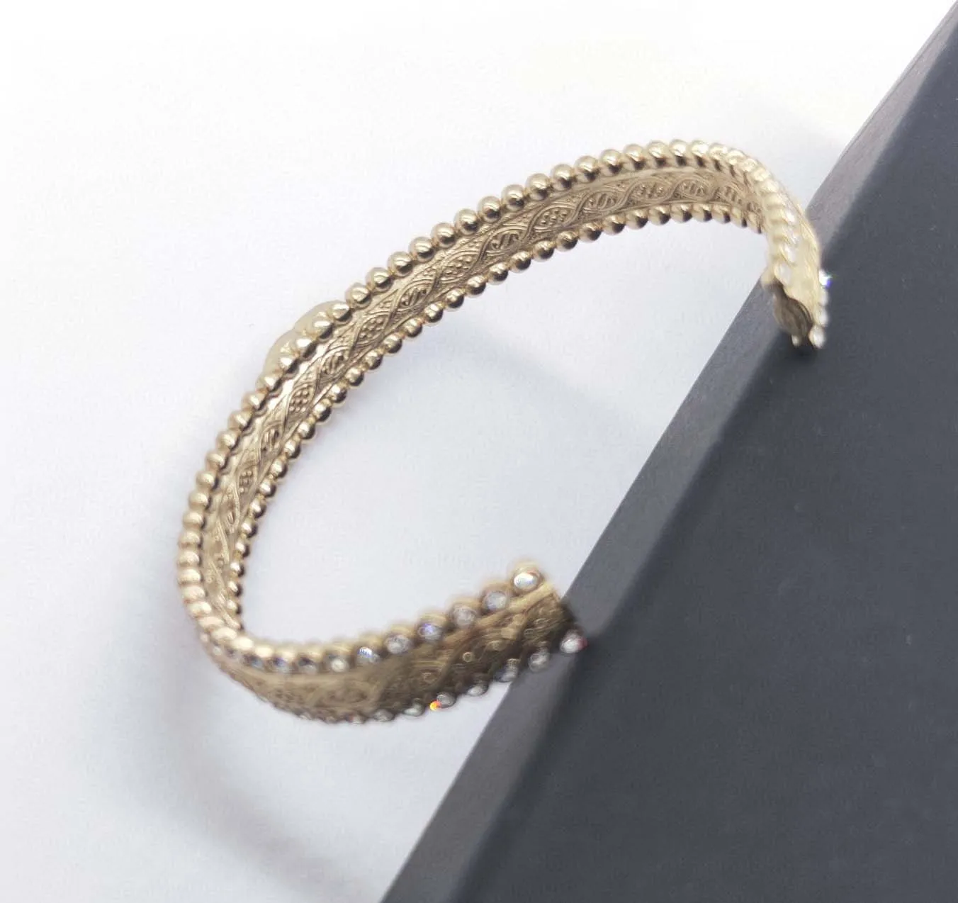 2022 Bracelet ouvert de luxe de qualité avec diamant et motif de fleur en plaqué or 18 carats avec cachet de boîte PS3442A