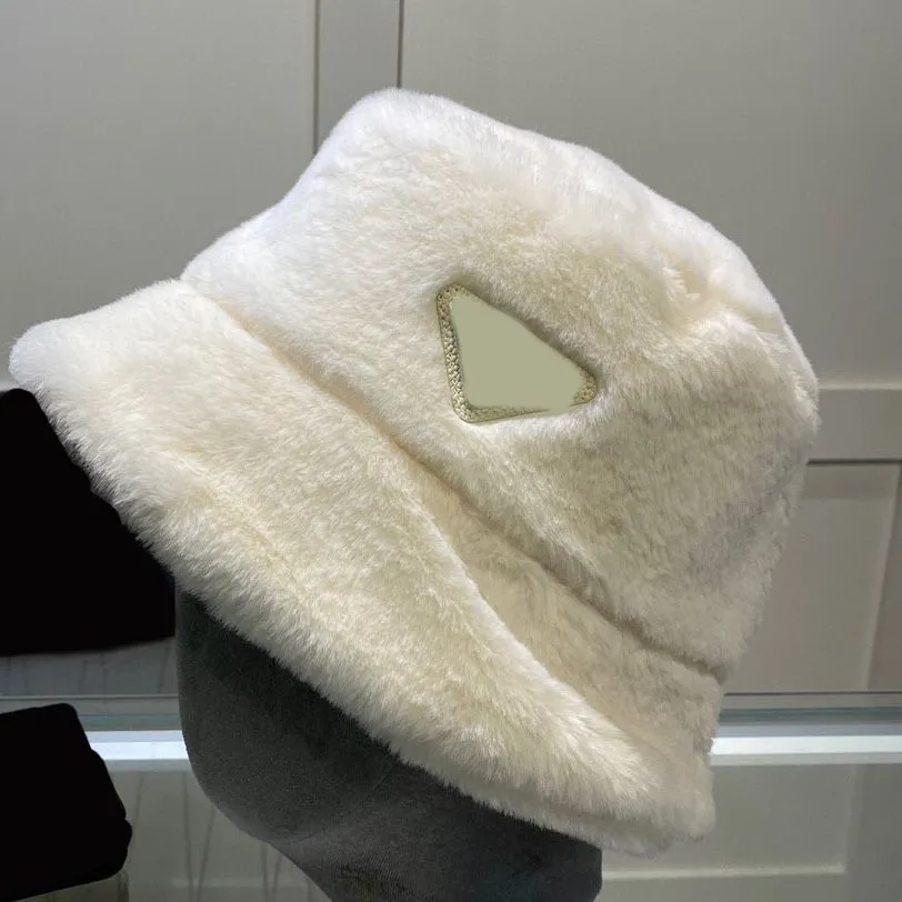 Berretto di design da donna Cappello invernale P Home Cappello da pescatore da uomo Distintivo triangolare Inverno caldo