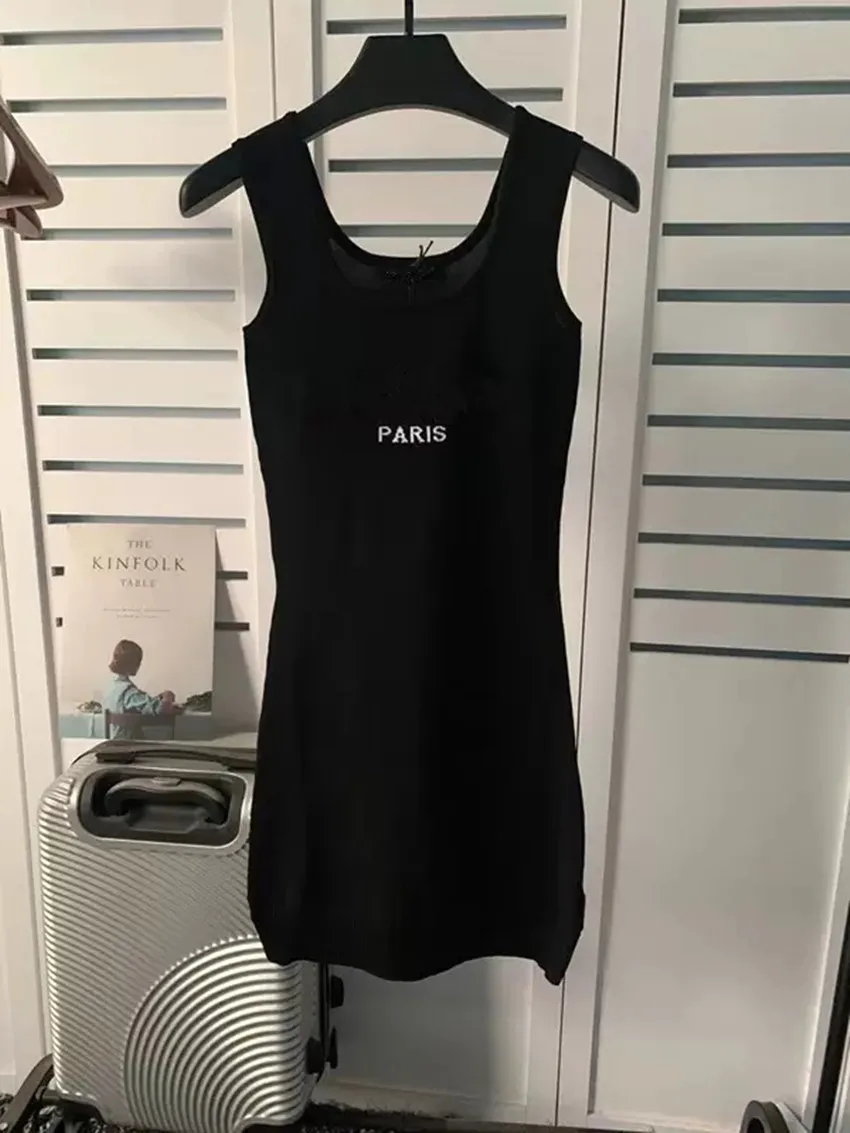 ニットデザイナードレス女性のためのロング Tシャツ黒人ガールレディースデザイナー服夏カジュアルレディボディコンノースリーブコットンニットウェアレタースリムフィットセクシーなファッション