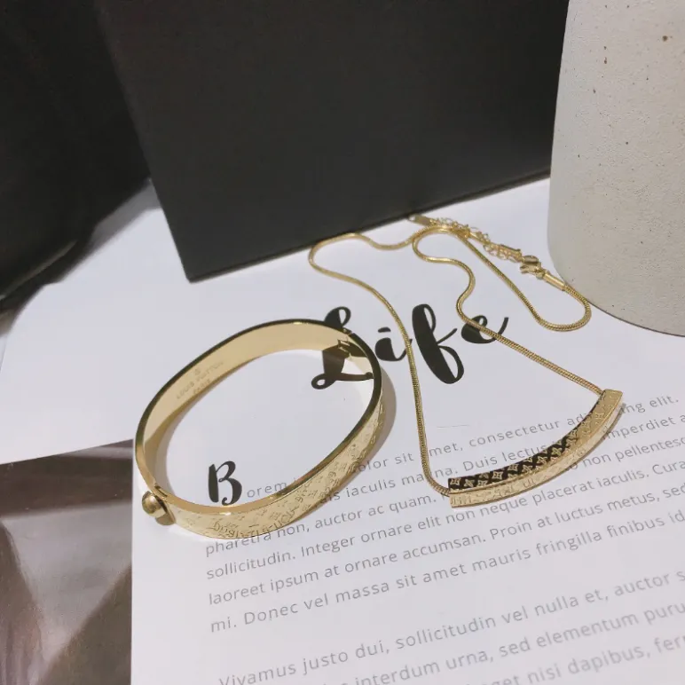 Märke Mode Smyckesset Designer Armband Charm Halsband Kvinnlig Ungdom Exklusivt urval Campus Par Present 18k guldpläterad Precious Luxury