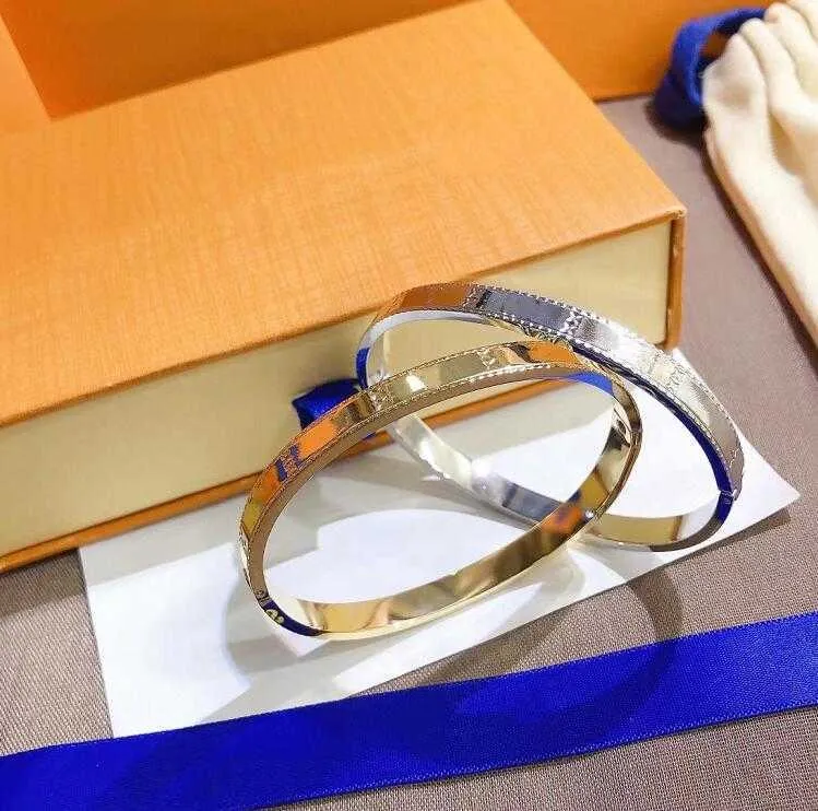 Luxe Letter Printing Bangle Designer Unisex Roestvrij Staal Metaal Mode Goud En Zilver Eenvoudige Heren Dames Paren Klassieke Armband
