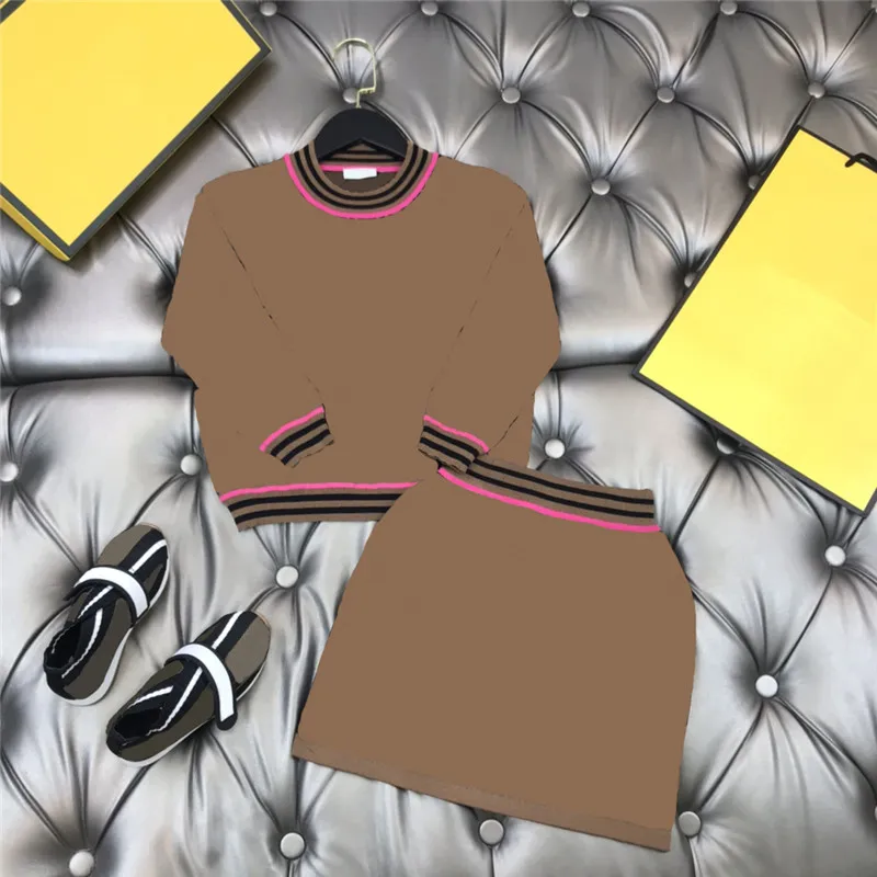 2022 어린이 디자이너 옷 세트 스프링 가을 한국 여자 아기 복장 짧은 소매 니트 스웨터 탑 및 풀 레터 인쇄 스커트 2pcs 세트 아이 의류