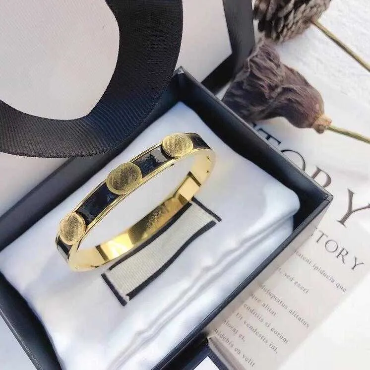 Högkvalitativ metallarmring svart guld Bokstav Klassisk design Par Designers Mode i rostfritt stål Armband Armband Fest Marry Memorial