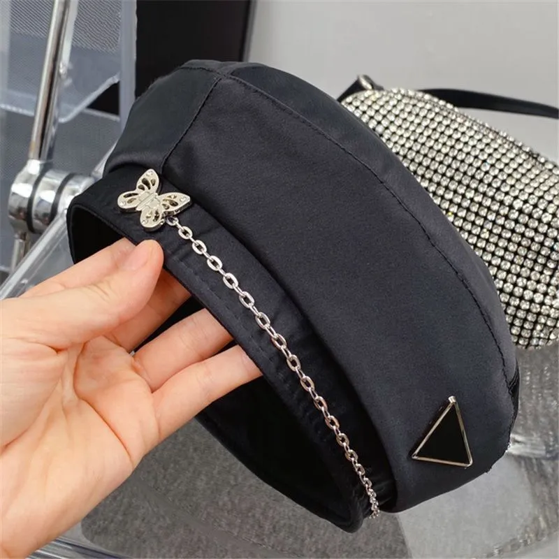 Mens Designer Beret Triangle Fashion Fitted Hats Butterfly Buckle Chain Beret P Cap Hat Mens Black Polyester Casquette Bonnet Caps256n