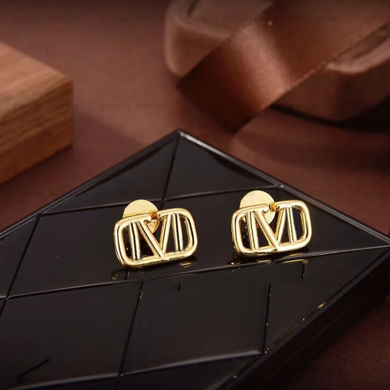 Kvinnliga örhängen Premium guld Diamantörhängen Designer smycken Herrnubbar Lyxbågar Märke Letter Mode Bijoux De Luxe With Box