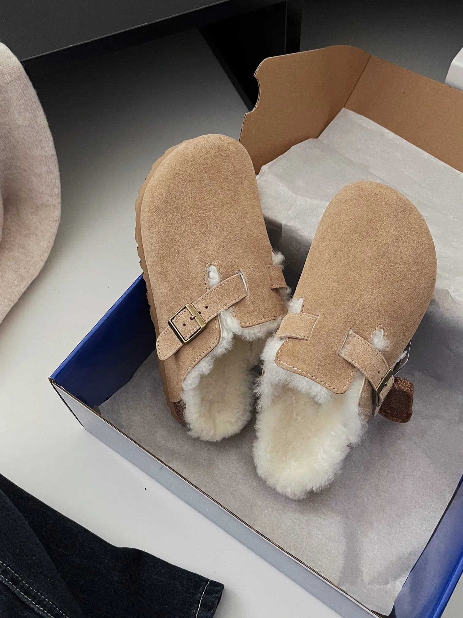 Tofflor Päls Shearling Mocka Boston Träskor Dam Sandaler Designerskor Slip On Flat Mule Ull Fluff Cork Slides Mode Läderväska Heads3