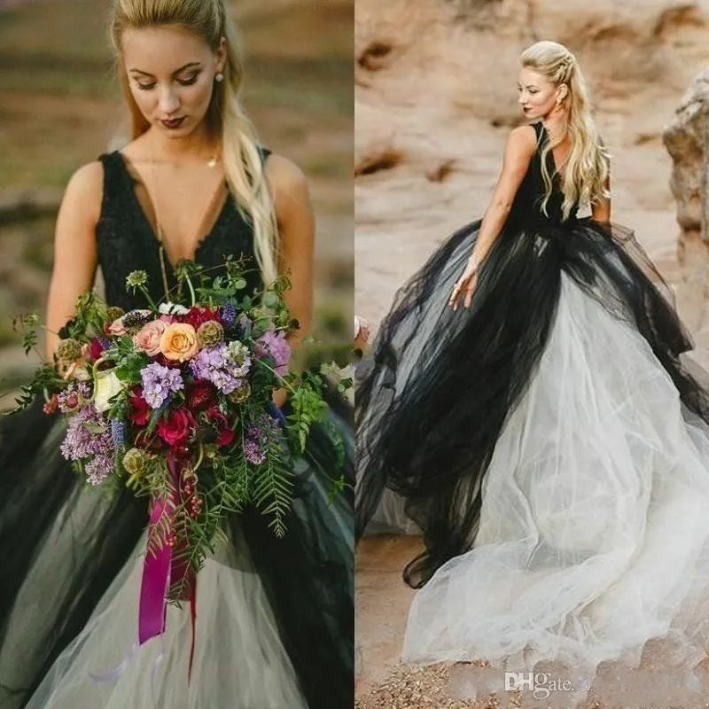 2023 Robes de mariée noires et blanches robe de mariée gothique plage pays col en V dentelle applique balayage train une ligne sur mesure plus taille vestido de novia