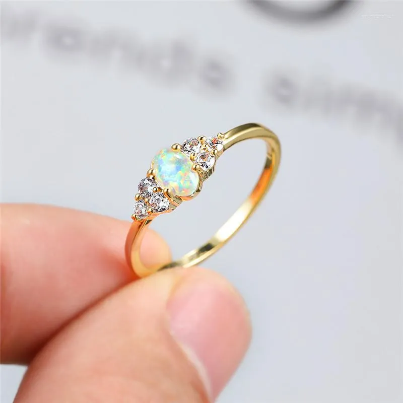 Bröllopsringar Vintage Round Crystal Stone Engagement Ring Dainty Female White Oval Opal Charming Gold Color Thin for Women