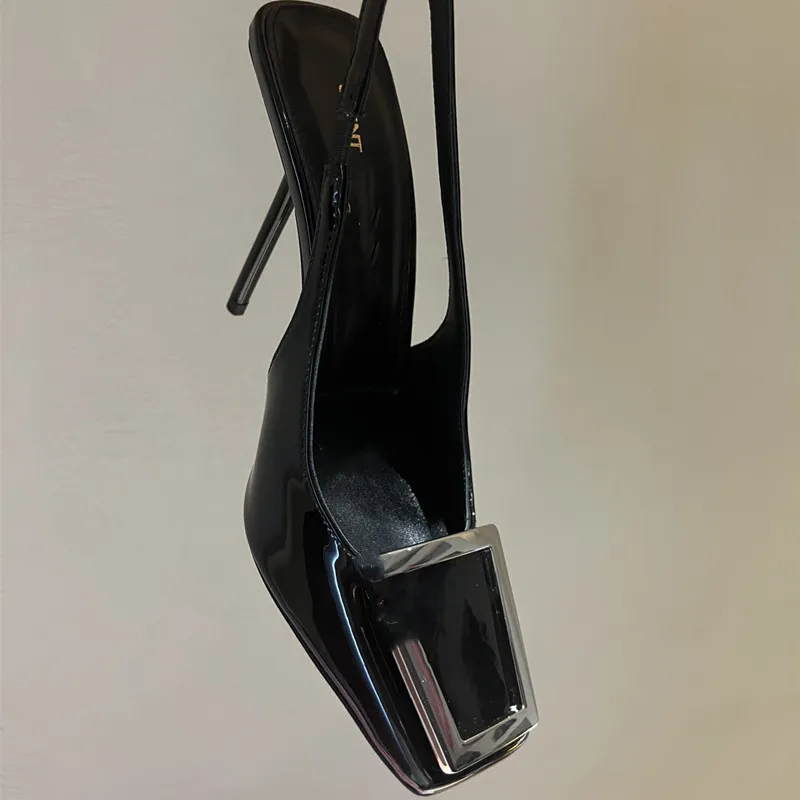 Explosive Sandales pour femmes pantoufles slingback chaussure à talons hauts Vainqueur de la mode Sexy Black Italy Tête carrée Nouvelle chaîne en métal Matériel en argent Chaussures de designer avec boîte