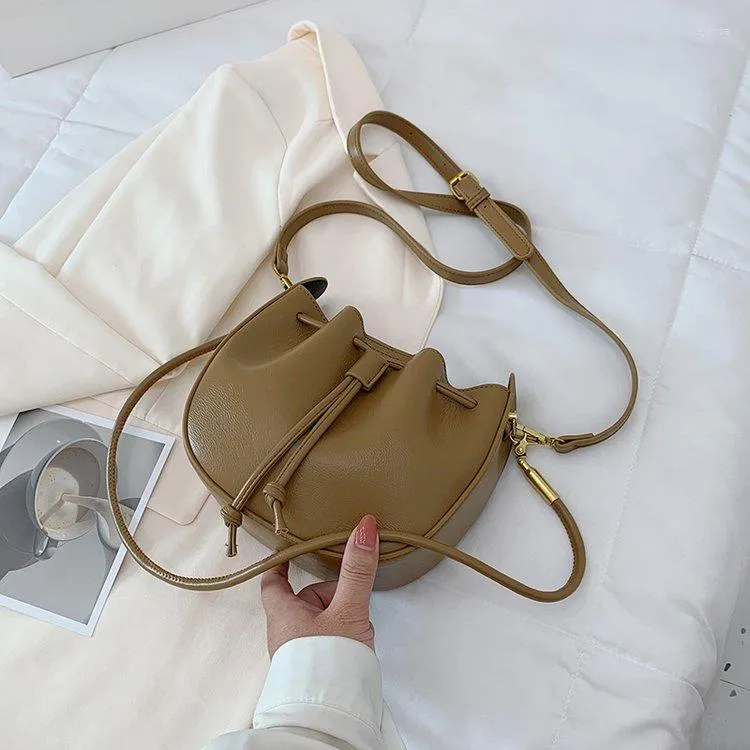 Вечерние сумки женские премиум -мешки на плечах 2022 модная ниша дизайн дизайн мессенджер женский дикий западный стиль мини Мини -облако