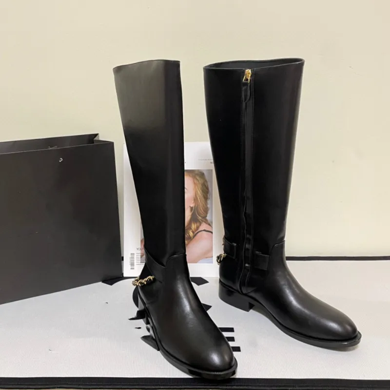 أحذية Womem's Designer Boots Long Black Leather Fashion Boots مع سلسلة أسود سميكة الكعب السميك في الركبة