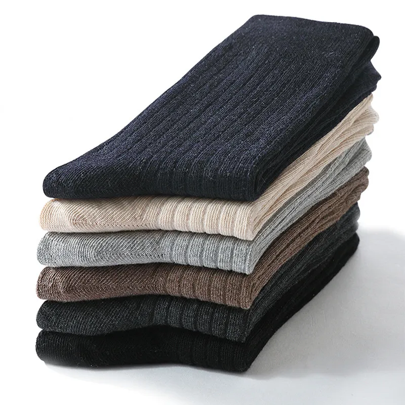 Gestreifte Herrensocken aus einfarbiger schwarzer und weißer Baumwolle im Herbst und Winter. Klassisches Casual-Business