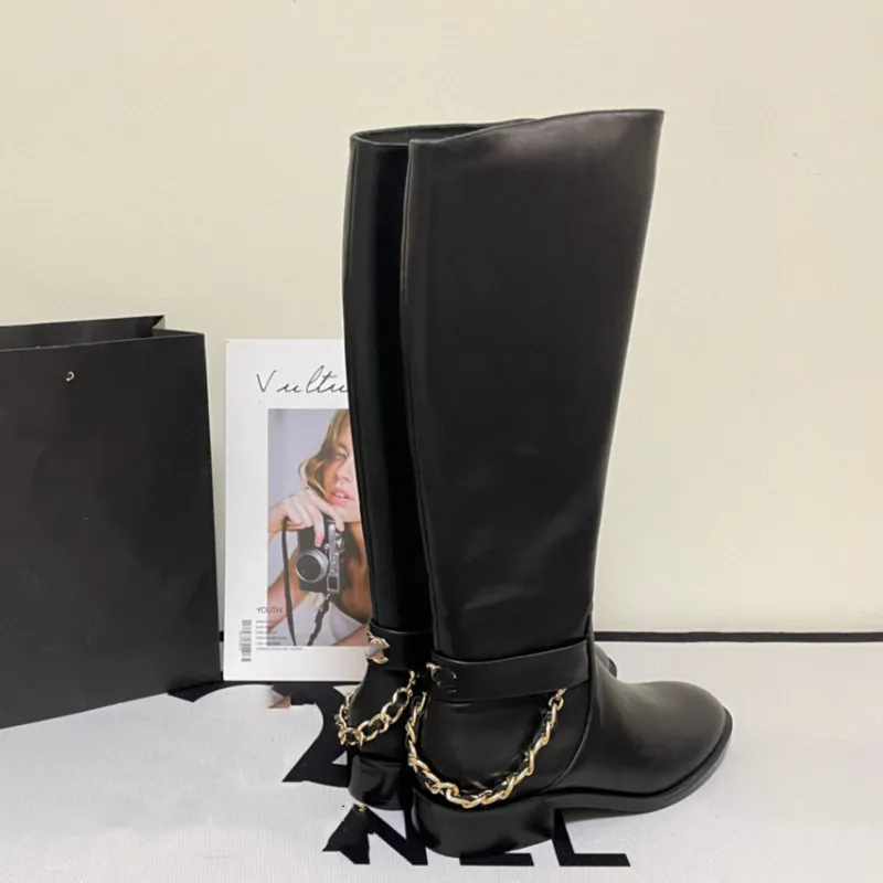 أحذية Womem's Designer Boots Long Black Leather Fashion Boots مع سلسلة أسود سميكة الكعب السميك في الركبة