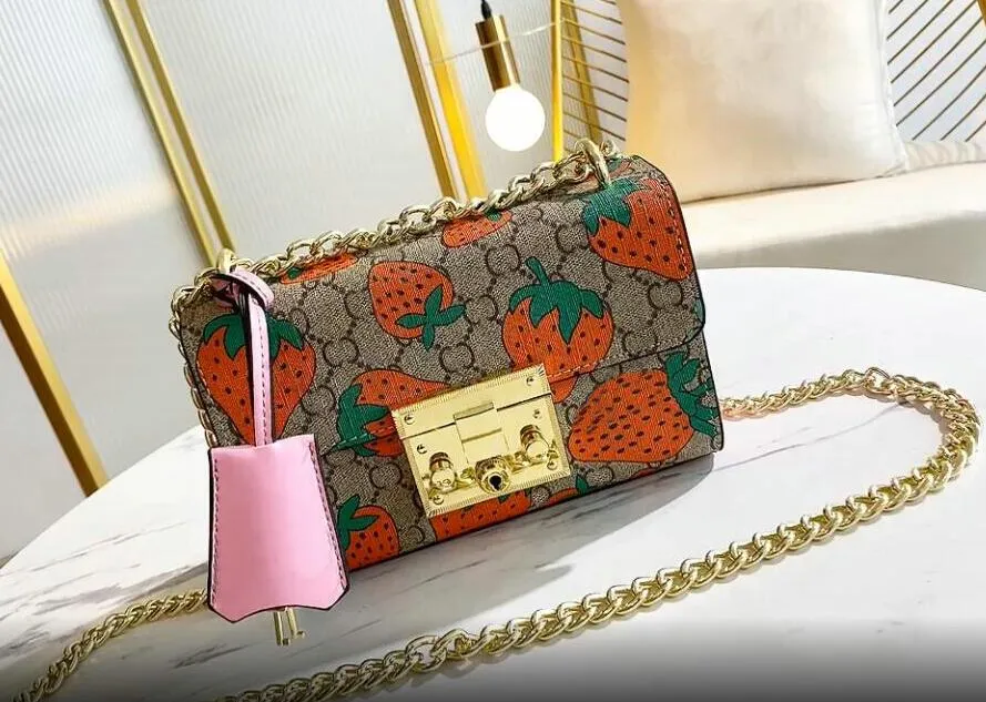 Designer tjejer jordgubbar axelväska handväska guld kedjebrev tryckta messenger väskor metallkedjor enkel axel Crossbody Bag