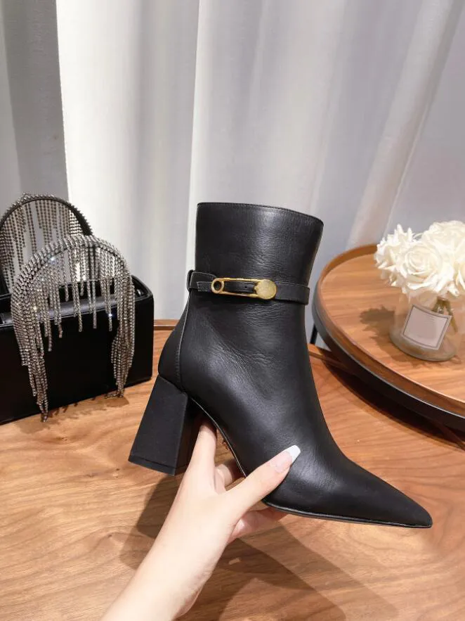 Designer di lusso da donna stivali per spillo per la caviglia della caviglia con caviglia ad alto tallone tallone spesso tallone a punta di moda casual dimensione 35-39