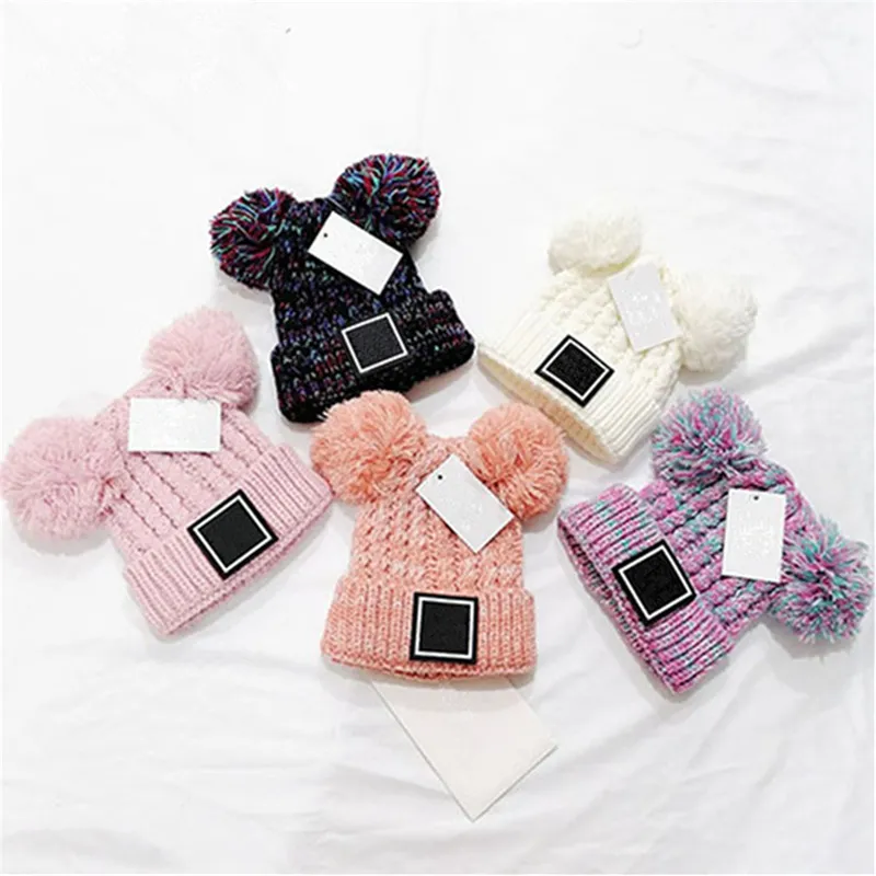 Enfants Tricotés Chapeaux Classique Lettre Double Pompon Bonnets D'hiver Étiquette Designer Skull Caps Enfants Boonet Garçons Filles Crochet Chapeau Bonnet À Tricoter Chaud Oreille Muff 5 Couleurs