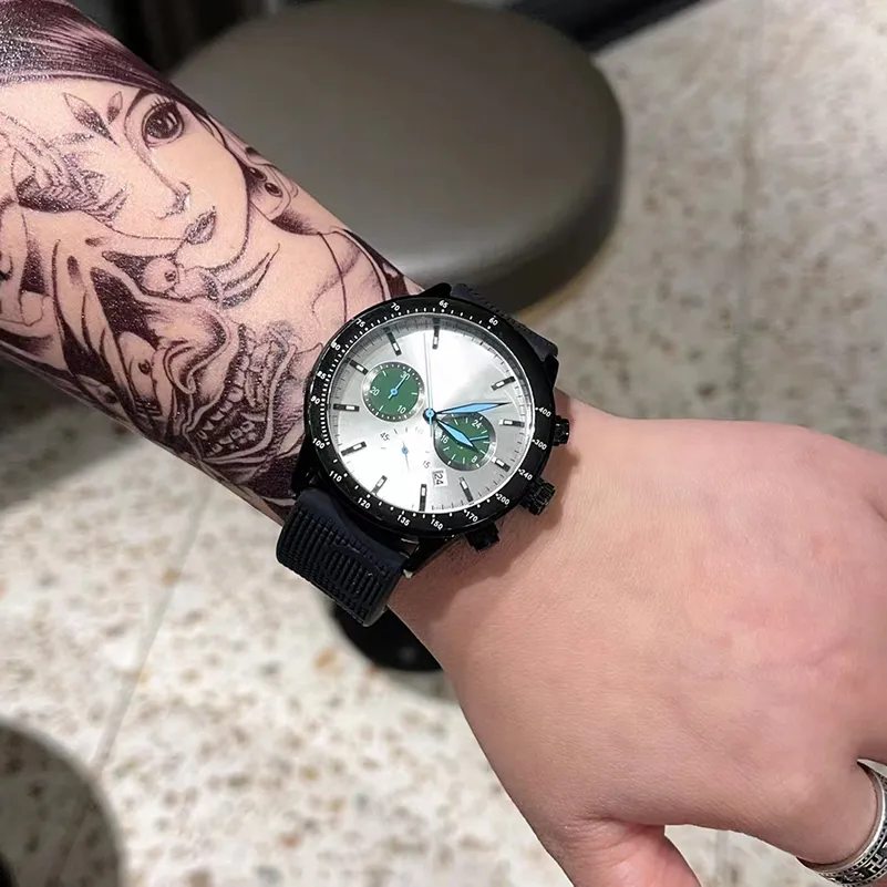Wielofunkcyjny męski zegarek z trzema oczkami chronografu ze stalowym zapięciem motylkowym 43mm
