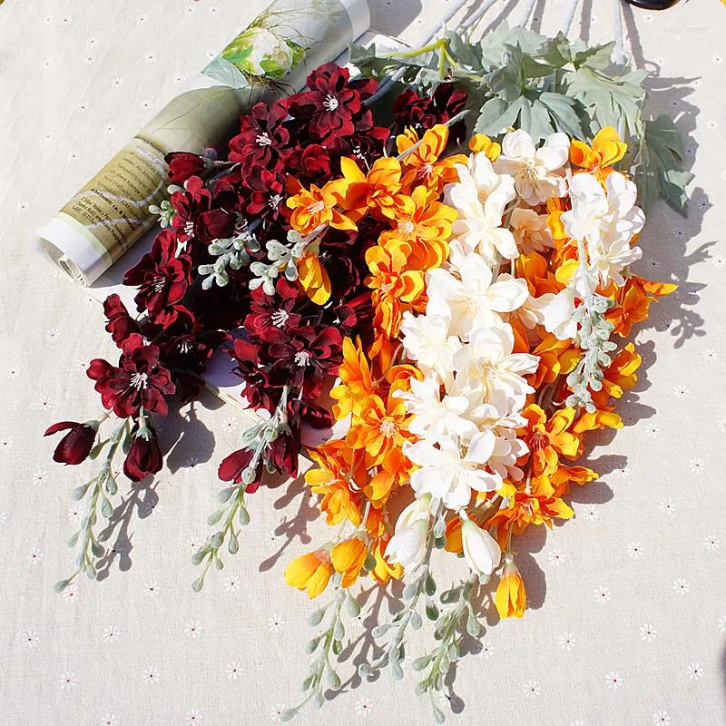 装飾的な花デルフィニウムロングブランチと葉の葉の人工ハイエンドの家庭の結婚式の秋の飾り植を植えます