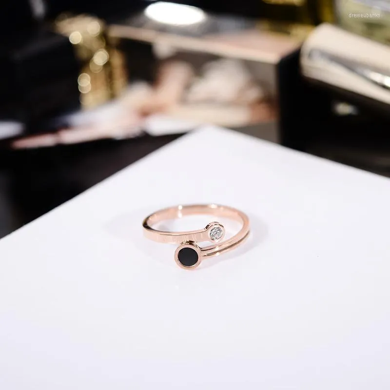 Pierścienie klastra Yun Ruo 2022 Numery rzymskie kryształowy pierścień Rose złoto kolor mody tytanowy biżuteria biżuteria