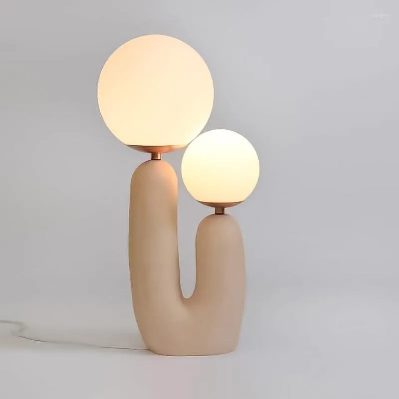 Lampade da tavolo Stile nordico Arte creativa Lampada Post Modern Simple Bedroom Comodino Designer Model Room Bambini