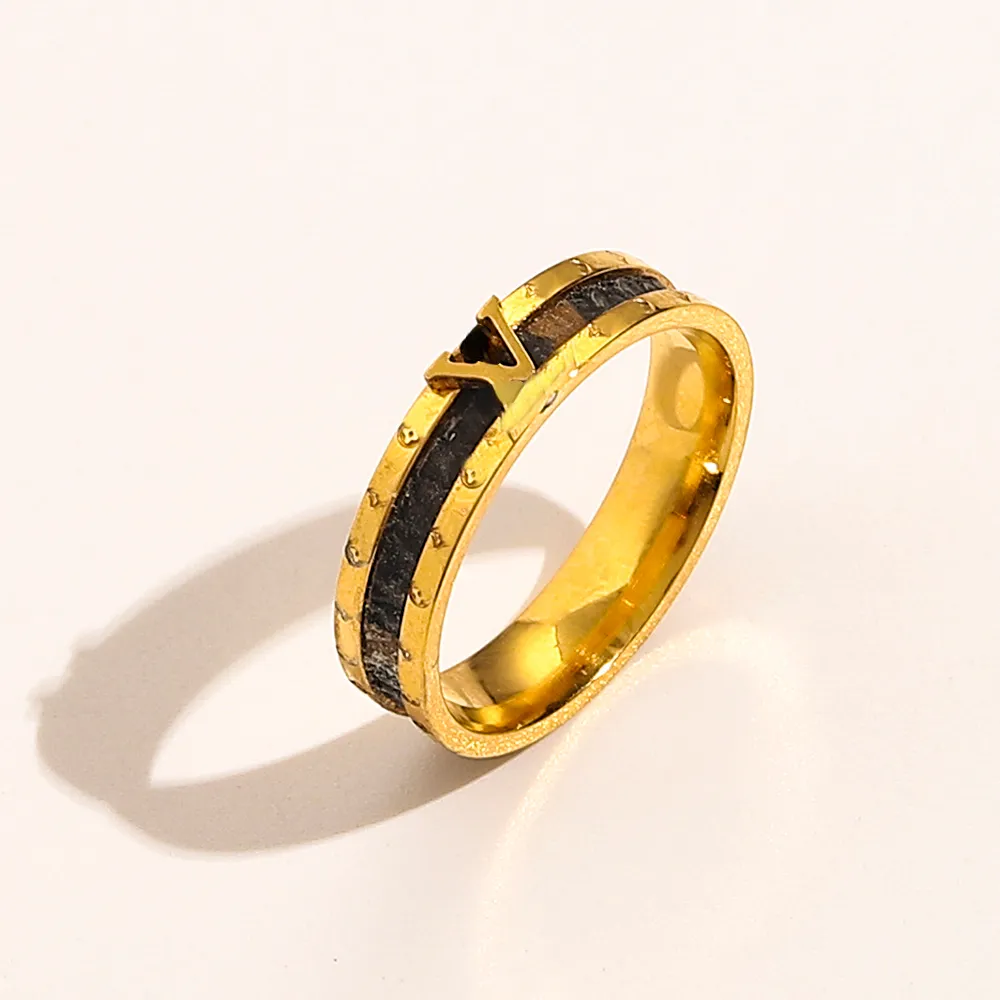 Luxury Jewelry Designer Rings Women 18k Gold Plated Rostfritt stål Kärlek Bröllopsmaterial Faux Leather Ring Fine Carving Finger Ring Accessories ZG1208