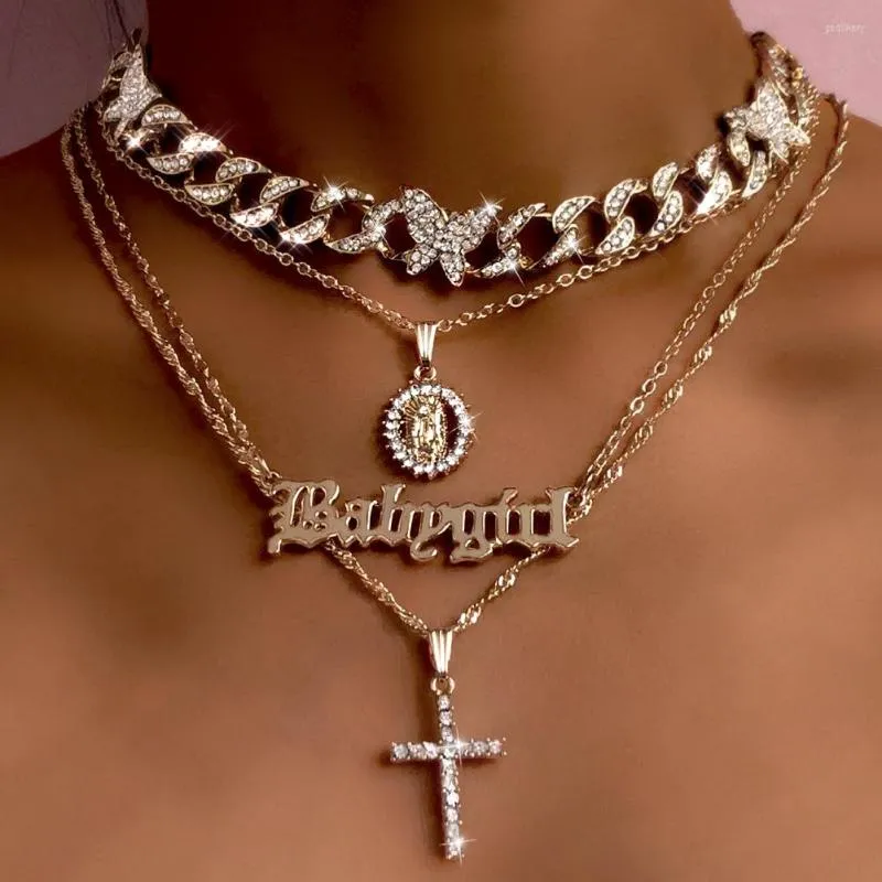 Ketten ZZYY Bling Mehrschichtige Kristall Kubanische Schmetterling Choker Halsketten Für Frauen Vintage Kreuz BabyGirl Brief Anhänger Kette Schmuck