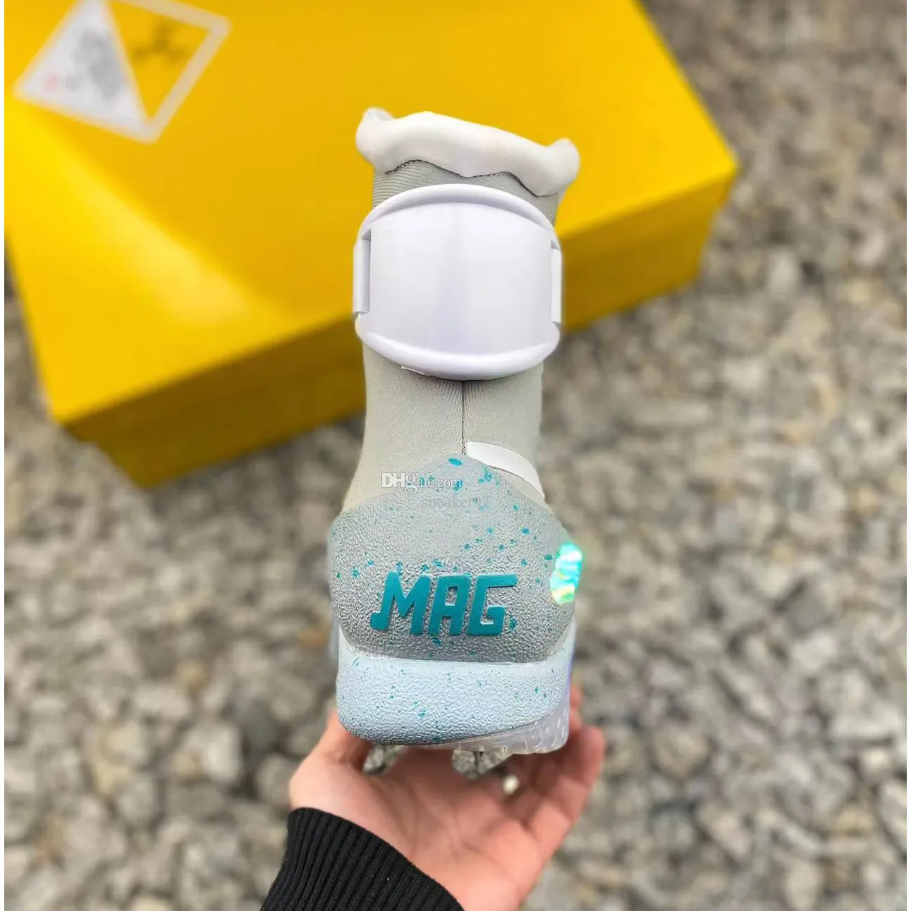 DHgate Air mag Back to the Future Fashion Sneakers mens women Outdoor shoes LED lighting outdoor trainers with box Shoes Accessories