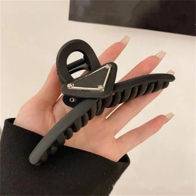 Fermagli capelli a triangolo da donna di lusso le donne Ragazze Brand Letter Designer Barrettes Fashion Hair Jewelry Hairpin Hairclip