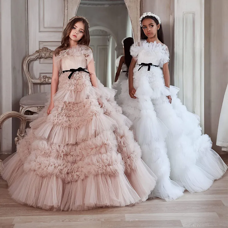 2023 Robes de fille de fleur mignonne en dentelle blanche Petite enfants Princesse Jewel Neck Tulle Applique Puffy Floral Formes Wears Party Communon Pageant Gowns Sweep Train With