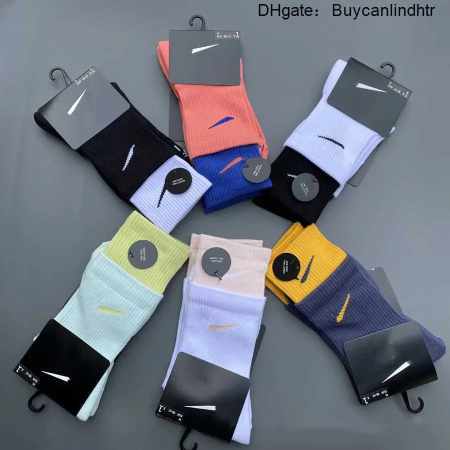 Mens Socks Designer Man H￥llbar bomullsarbetsrum med fukt Wicking Black White Football Basketball Sports Strumpor 31FP