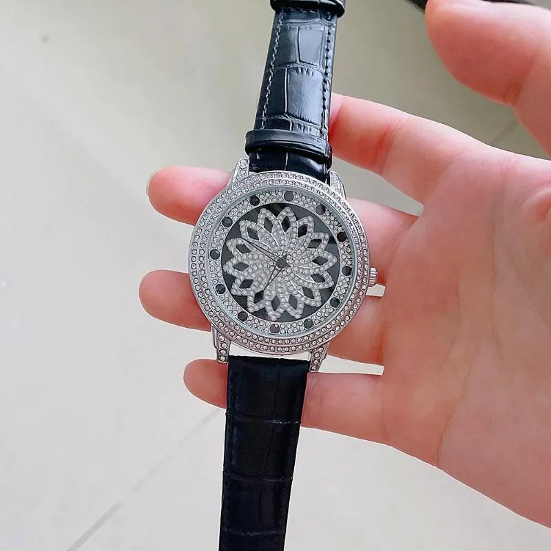 Orologi da polso Giappone e Corea del Sud Moda Casual Orologio rotante tempestato di diamanti Quadrante grande da uomo Cinturino impermeabile Quarzo da donna