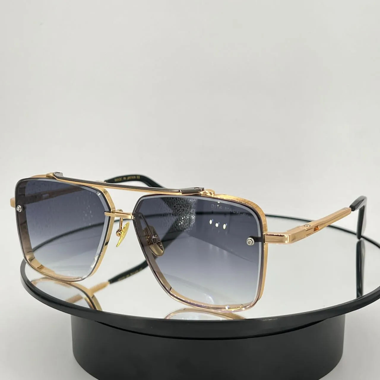 MACH SIX Sommarsolglasögon för män och kvinnor stil Anti-Ultraviolett Retro tallrik Fyrkantiga helramsglasögon Random Box