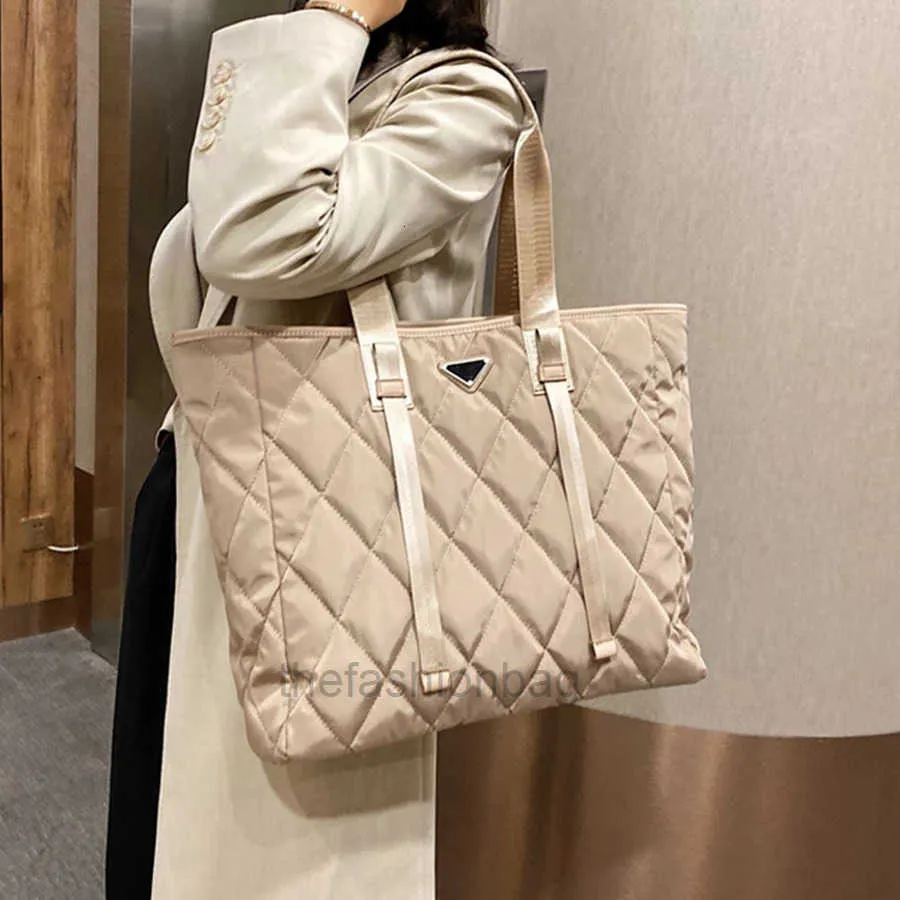 Borse di tela del progettista di marca Borse a spalla invernali da donna Nuove borse da donna Borsa shopper di grande capacità in nylon di alta qualità