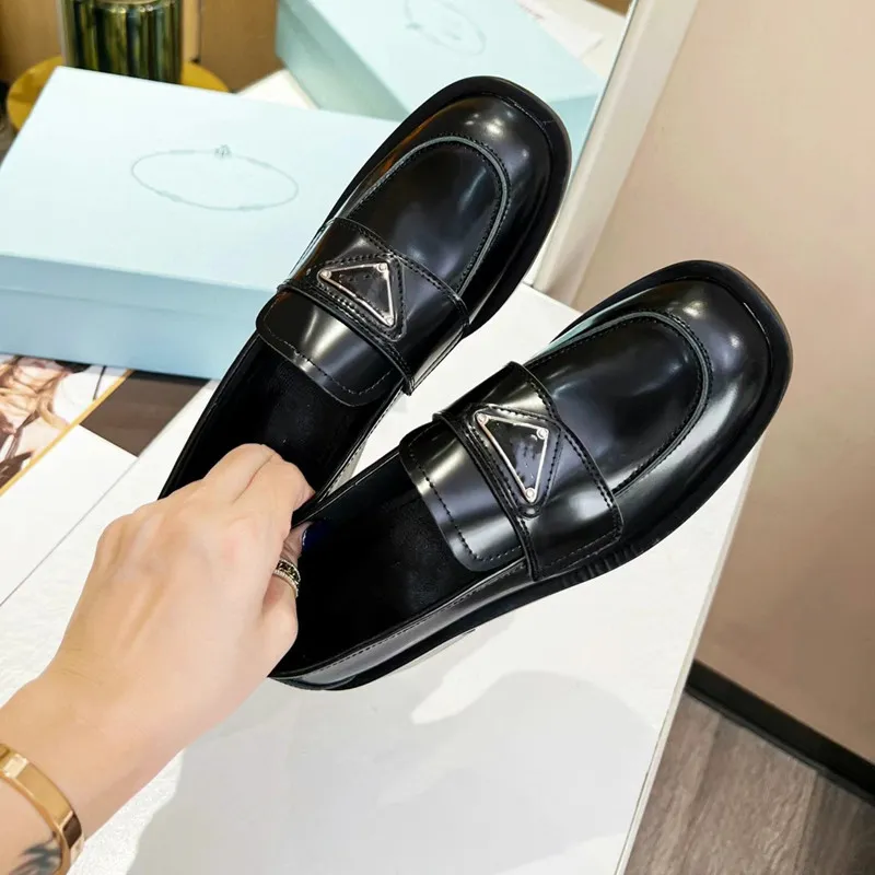 Moda Ayakkabıları ve Aksesuarları Demir Tepe Deri Anti-Isıtma Alt Marka Tasarımcısı Sıradan Siyah İş Kadın Ayakkabıları Nefes Alabilir Vahşi Fabrika Yüksek 5.5cm