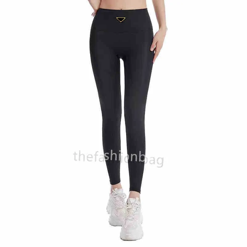 2023S Woman Legings Yoga Pants Lady Slim Track Pant Stocking Trouse Outwears High midje sport Capris med Budge Designer Leging S-2XL