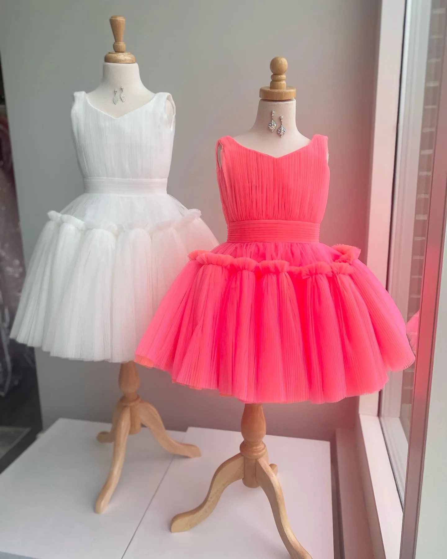 Kinder-Cocktailkleid aus plissiertem Tüll, 2023, gerüscht, V-Ausschnitt, Blumenmädchenkleid, niedliches kleines Mädchen, Geburtstag, Erstkommunion, formelle Anlässe, Festzugskleider, Kleinkinder