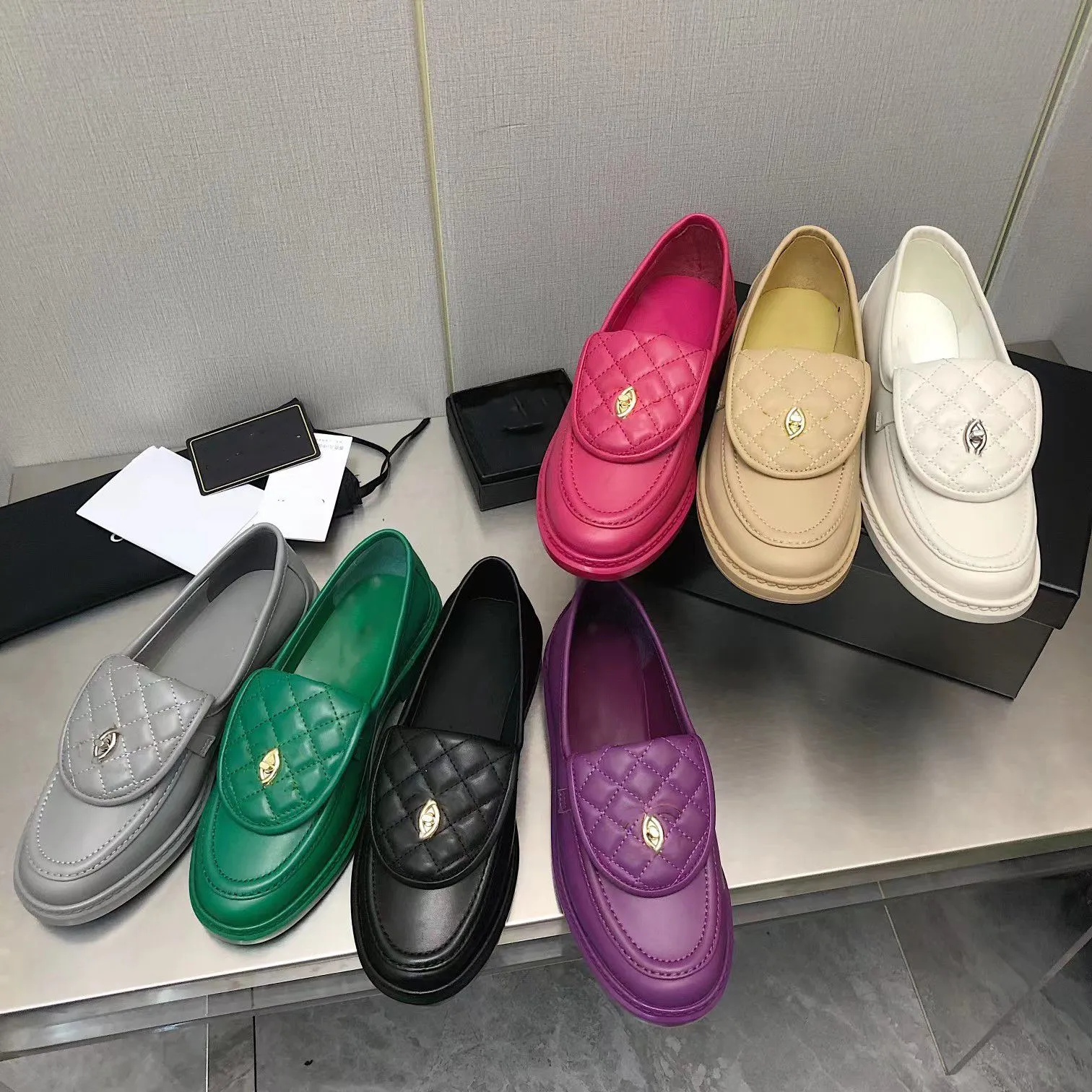 22ss Mocassins colorés Chaussures habillées Appartements Top Designer Catwalk Femmes Formelle Lok Fu Chaussure Couleur Unie Conception Simple Semelle 100% Cuir Contient