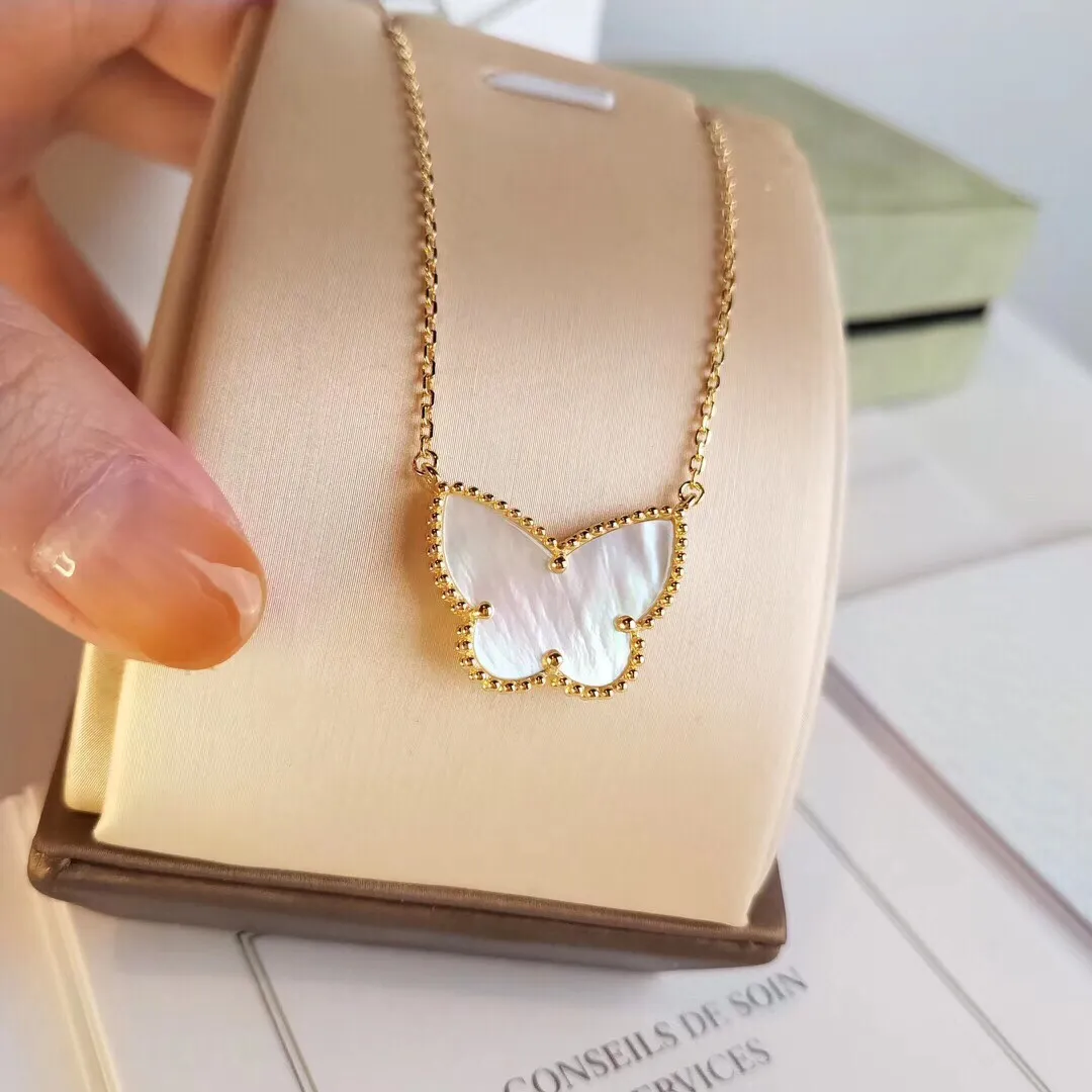 Vintage Lucky Pendant Necklace Deigner 18K Yellow Gold Plated White Mother of Pearl Butterfly Charm Short Chain Choker för kvinnors smycken