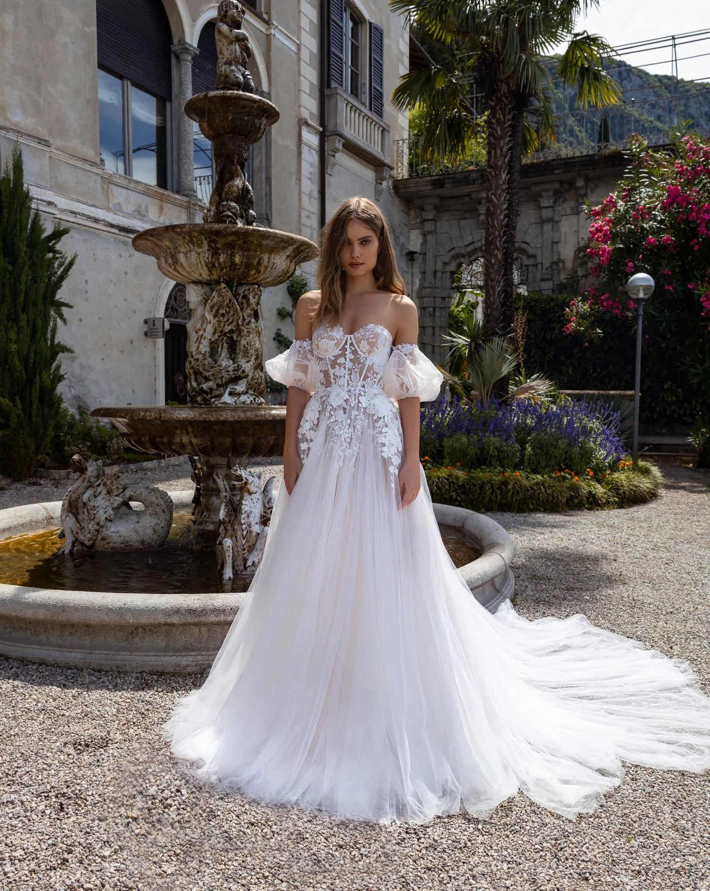 Spalla A Off Line Abiti da sposa Illusion Sweetheart Abiti da sposa senza maniche corti D Fiori Applique Robes De Mariee pplique e