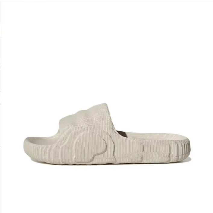 adilette 22 tofflor män kvinnor designer sandaler Desert Sand Black Grå Magic Lime herr slides skor utomhus pantoufle flip flops Scuffs sandaler